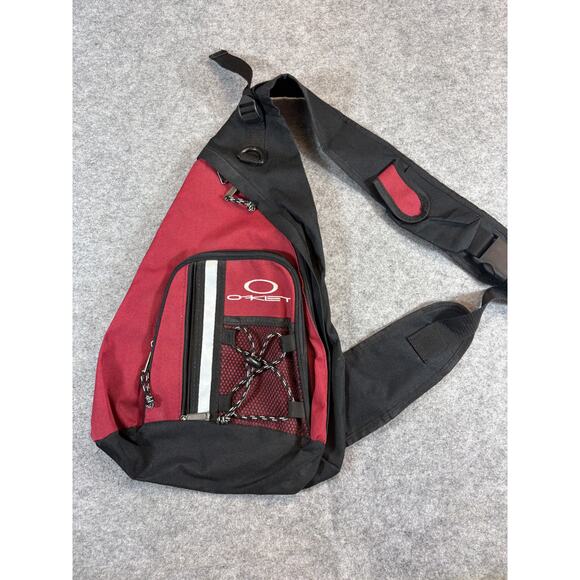 Vintage Y2K Oakley One Shoulder Training Bag Red Black Adjustable Crossbody - Picture 1 of 4